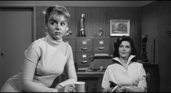 Кто это смотрит? За счет чего существуют трэшовые хорроры Кто это смотрит? За счет чего существуют трэшовые хорроры