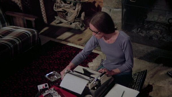 Кто это смотрит? За счет чего существуют трэшовые хорроры Кто это смотрит? За счет чего существуют трэшовые хорроры